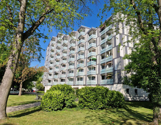 Eine seitliche Außenansicht des Wohnstifts im Sommer.