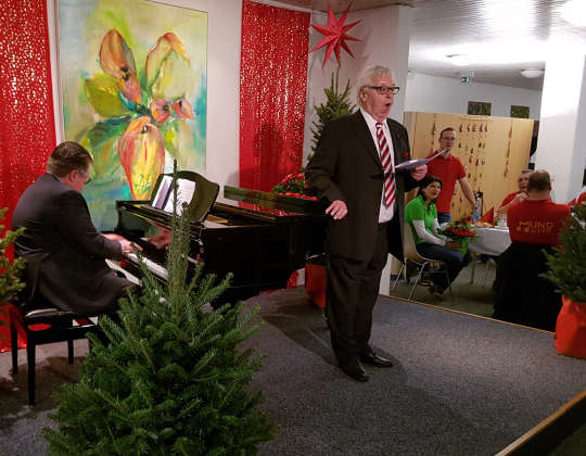 Weihnachtsfeier 2019: Lions Freunde beim Anstimmen der Weihnachtslieder