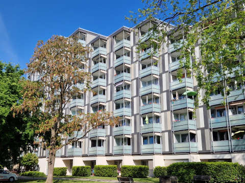 Außenansicht des Lions Wohnstifts im Sommer